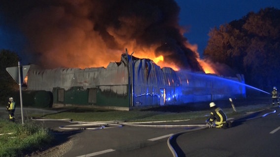 Eine Lagerhalle brennt. © Nord-West-Media TV 
