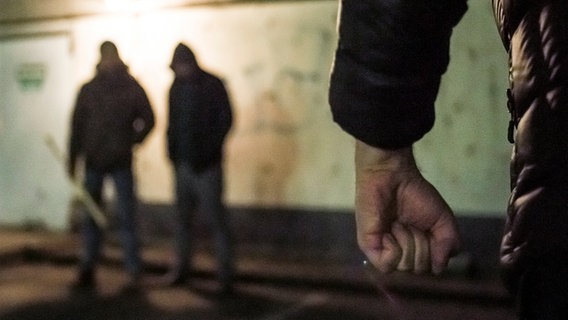 Eine Person steht mit geballter Faust auf einer Straße. © NDR Foto: Julius Matuschik