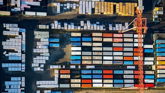 Auf einer Gewerbefläche stehen viele Container. © picture alliance/blickwinkel Foto: H. Blossey