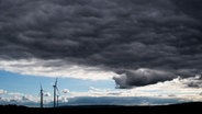 Dunkle Gewitterwolken ziehen über Windräder hinweg. © picture alliance/dpa Foto: Julian Stratenschulte