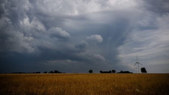 Dunkle Wolken ziehen über einem Windrad in der Region Hannover hinweg. © dpa-Bildfunk Foto: Julian Stratenschulte