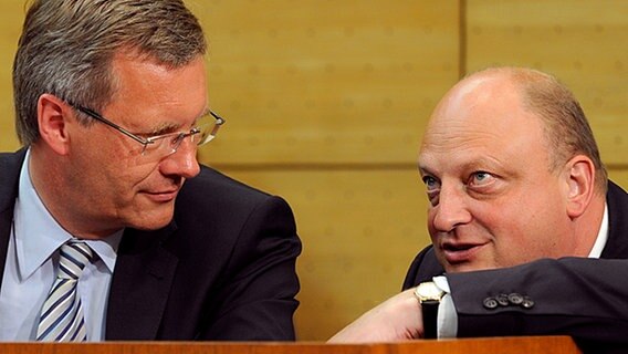Niedersachsens Ministerpräsident Christian Wulff (l, CDU) und Regierungssprecher Olaf Glaeseker im Landtag © picture-alliance/dpa/lni Foto: Holger Hollemann