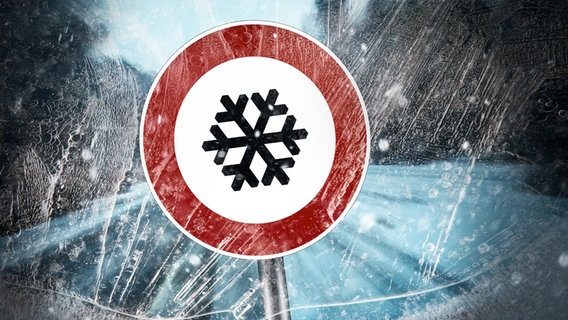 Warnschild vor Schnee und Eis im Winter (Symbolbild) © picture alliance / CHROMORANGE Foto: picture alliance / CHROMORANGE | Michael Bihlmayer