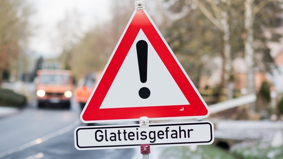 Ein Schild weist auf Glatteisgefahr hin. © picture alliance Foto: Julian Stratenschulte