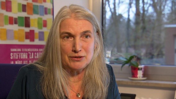 Gleichstellungsbeauftragte Jutta Dehoff-Zuch spricht in einem Interview. © NDR 