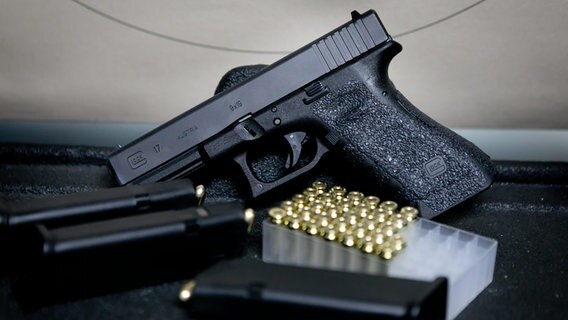 Eine Glock 17 Pistole liegt samt Munition auf einem Tisch. © picture alliance/Frank Duenzl Foto: Franz Duenzl