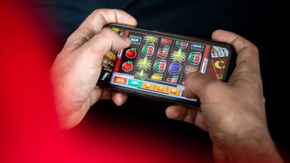 Auf einem Smartphone wird ein Online-Spiel gespielt. © dpa - picture alliance Foto: Sina Schuldt