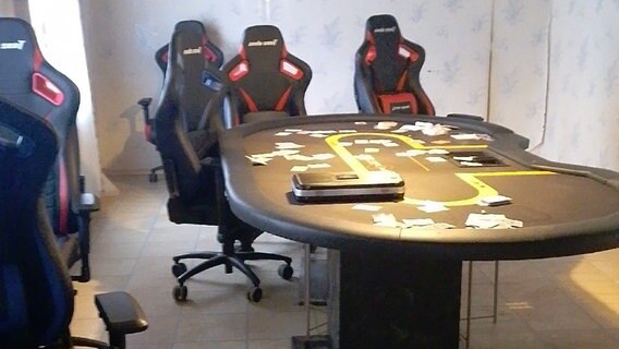 Mehrere Stühle stehen an einem Spieltisch © Polizeiinspektion Rotenburg 