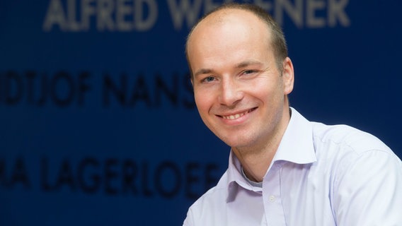 Dr. Helge Gößling (Goessling), Klimaphysiker und Gruppenleiter am Alfred-Wegener-Institut lächelt in die Kamera. © Alfred-Wegener-Institut 