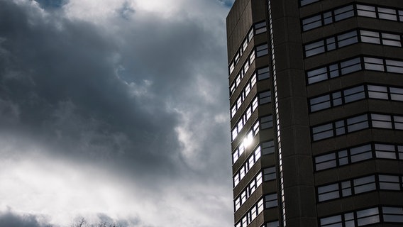 Blick auf den Hochhausturm des Neuen Rathauses in Göttingen. © NDR Foto: Julius Matuschik