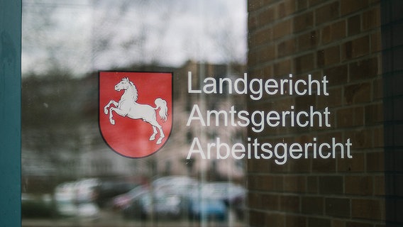 Auf einem Glasfenster in Göttingen steht die Aufschrift Amtsgericht, Arbeitsgericht Zentralgericht. © NDR Foto: Julius Matuschik