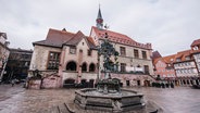 Vor dem Alten Rathaus in Göttingen steht der Gänseliesel-Brunnen. © NDR Foto: Julius Matuschik