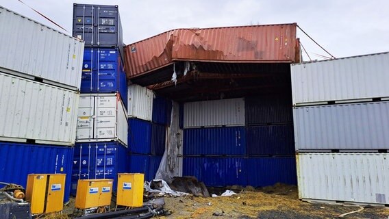 Beschädigte Container stehen nach einer Sprengung auf dem Gelände der S-Arena in Göttingen. © Stadt Göttingen Foto: René Bock