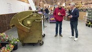 Eine goldfarbene Mülltonne in einem Supermarkt. © NDR 