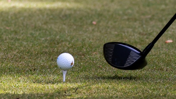 Ein Golfball und ein Schläger. © ASSOCIATED PRESS Foto: Kara Durrette