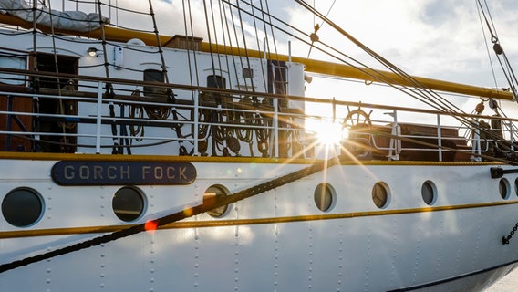 Die Sonne scheint auf die "Gorch Fock". © picture-alliance Foto: Frank Molter