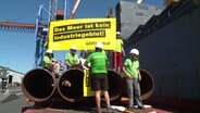 Greenpeace-Aktivisten und Aktivistinnen protestieren gegen eine Gas-Pipeline. © NDR 