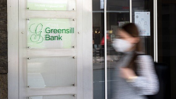Eine Frau geht an einer Niederlassung der Greensill Bank vorbei. © picture alliance/dpa/Sina Schuldt Foto: Sina Schuldt