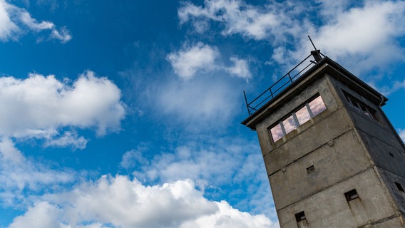 Themenbild: Wolken ziehen über einen Wachturm der ehemaligen Grenztruppen der DDR. © dpa-Bildfunk Foto: Philipp Schulze