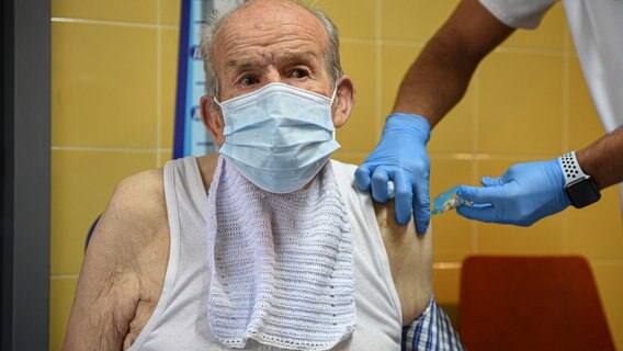 Ein Mann bekommt eine Spritze in den Arm. © picture alliance/dpa/EUROPA PRESS | Jorge Gil Foto: Jorge Gil