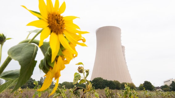 Blick auf das Atomkraftwerk Grohnde. © picture alliance/dpa/Julian Stratenschulte Foto: Julian Stratenschulte