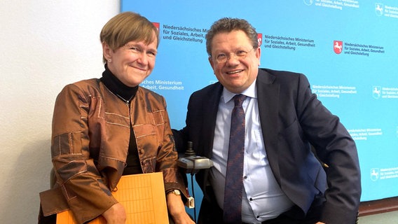 Niedersachsens neue Landesbeauftragte für Menschen mit Behinderung, Annetraud Grote (links), und Sozialminister Andreas Philippi (SPD) sind bei einer Pressekonferenz in Hannover. © dpa-Bildfunk Foto: Marc Niedzolka