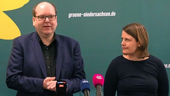Die Spitzenkandidaten von Bündnis 90/Die Grünen in Niedersachsen, Christian Meyer und Julia Willie Hamburg, sprechen bei der Vorstellung des Programmentwurfs zur Landtagswahl im Herbst. © picture alliance/dpa/Mia Bucher Foto: Mia Bucher