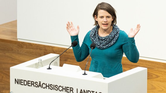 Die Fraktionsvorsitzende der Grünen, Julia Willie Hamburg, steht am Rednerpult im Niedersächsischen Landtag. © picture alliance / Fotostand | Fotostand / Matthey Foto: Fotostand / Matthey