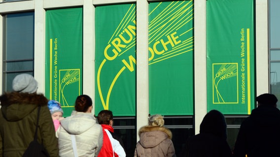 Besucher stehen vor den Messehallen der Grünen Woche in Berlin. © picture alliance Foto: Maurizio Gambarini