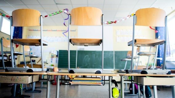 Stühle stehen nach Schulschluss auf den Tischen in einem Unterrichtsraum der Christophorus-Grundschule. © picture alliance/dpa Foto: Hauke-Christian Dittrich