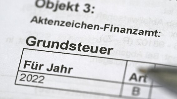 Das Wort Grundsteuer steht auf einem Grundsteuerbeschei. Die Abgabefrist für die Grundsteuererklärung wird bundesweit einmalig von Ende Oktober bis Ende Januar 2023 verlängert. © picture alliance/dpa/Bernd Weißbrod Foto: Bernd Weißbrod