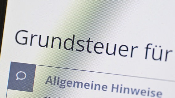 Das Wort "Grundsteuer" erscheint auf einem Computerbildschirm. Zu dpa: "Mehr als 500 000 Grundsteuerklärungen fehlen noch in Niedersachsen." © Bernd Weißbrod/dpa Foto: Bernd Weißbrod/dpa