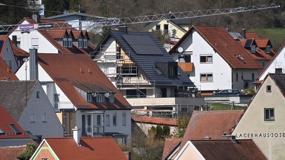 Wohnhäuser stehen in einem Wohngebiet. © picture alliance / SvenSimon | Frank Hoermann/SVEN SIMON Foto: Frank Hoermann