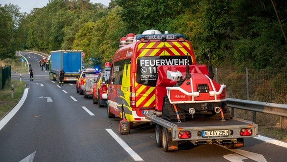 Ein Löschroboter der Feuerwehr aus Vechta steht in der Nähe der Brandstelle im Grunewald. © dpa-Bildfunk Foto: Christophe Gateau