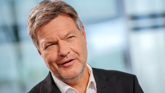 Robert Habeck (Bündnis 90/Die Grünen), Bundesminister für Wirtschaft und Klimaschutz, spricht in einem Interview. © picture alliance/dpa/Kay Nietfeld Foto: Kay Nietfeld
