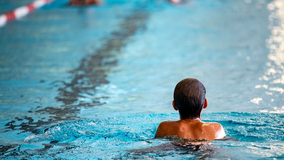 Ein Kind schwimmt im Stadtbad Märkisches Viertel. © picture alliance/dpa | Fabian Sommer Foto: Fabian Sommer