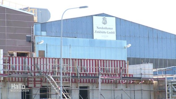 Blick auf eine Halle der Nordenhamer Zinkhütte. © NDR 