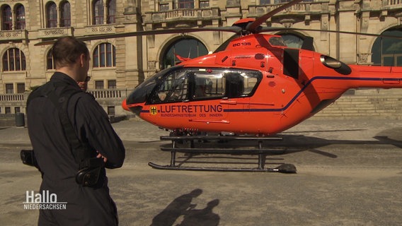 Ein Rettungshubschrauber steht vor dem Neuen Rathaus in Hannover. © NDR 