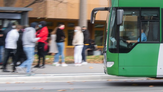 Ein Bus fährt an eine Haltestelle an einer Schule. © picture alliance/dpa Foto: Julian Stratenschulte
