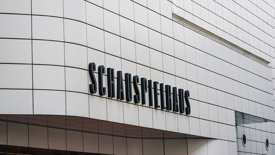 An einer Fassade hängt in schwarzen Buchstaben der Schriftzug Schauspielhaus. © NDR Foto: Julius Matuschik