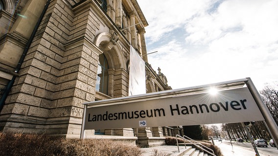 Vor einem Gebäude steht ein Schild mit der Aufschrift Landesmuseum Hannover. © NDR Foto: Julius Matuschik