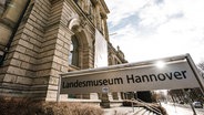 Vor einem Gebäude steht ein Schild mit der Aufschrift Landesmuseum Hannover. © NDR Foto: Julius Matuschik