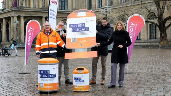 Menschen präsentieren smarte Abfallbehälter in Hannover. © enercity AG 