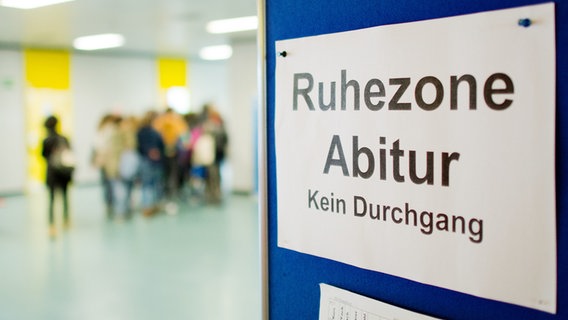 De waarde van de Abiturprüfung werd gebeten op een schild aan de Ruhe.  © dpa-Bildfunk Foto: Julian Stratenschulte