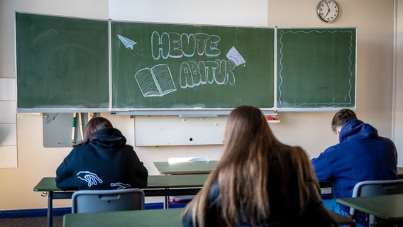 "Heute Abitur" steht auf einer Tafel im Klassenzimmer eines Gymnasiums. © picture alliance/dpa Foto: Sina Schuldt
