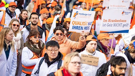 Hannover: Menschen nehmen an einer Demonstration von Uniklinik-Ärzten auf dem Opernplatz teil. © dpa-Bildfunk Foto: Moritz Frankenberg