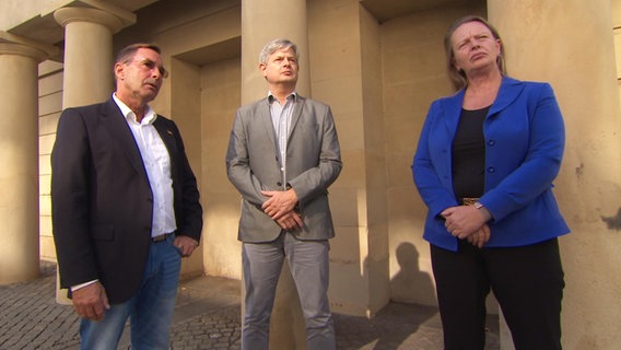 Jens Ahrends, Stefan Wirtz und Dana Guth vor dem Niedersächsischen Landtag. © NDR Foto: NDR