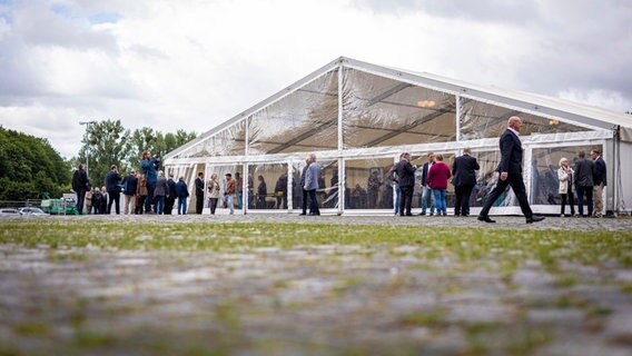 Zelt auf dem Schützenplatz für den AfD-Landesparteitag in Hannover © dpa Bildfunk Foto: Moritz Frankenberg