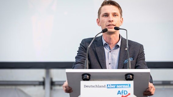 Frank Rinck am Rednerpult beim AfD-Landesparteitag in Hannover © picture alliance/dpa | Moritz Frankenberg Foto: Moritz Frankenberg