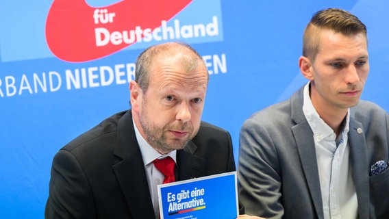 Stefan Marzischewski-Drewes (l), AfD-Spitzenkandidat in Niedersachsen, und Frank Rinck, MdB und Landesvorsitzender der AfD Niedersachsen, nehmen an der Vorstellung des Wahlprogramms der Alternative für Deutschland für die Landtagswahl Niedersachsen 2022 teil. © dpa-Bildfunk Foto: Julian Stratenschulte